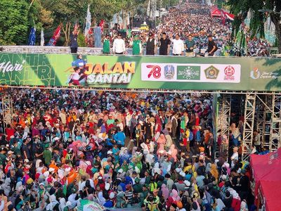 Potret Lautan Manusia Saat Jalan Santai Hari Santri 2023