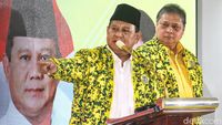 Potret Prabowo Pakai Jaket Golkar Saat Rapimnas