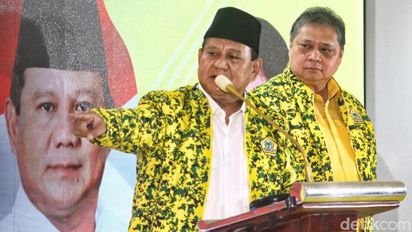 Potret Prabowo Pakai Jaket Golkar Saat Rapimnas