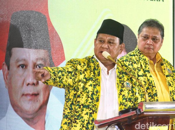 Potret Prabowo Pakai Jaket Golkar Saat Rapimnas