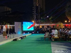 Sarung Santri Nusantara, Fashion Show Hari Santri di Gedung Grahadi Surabaya