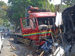 Truk Oleng Tabrak 5 Warung di Tuntang Semarang