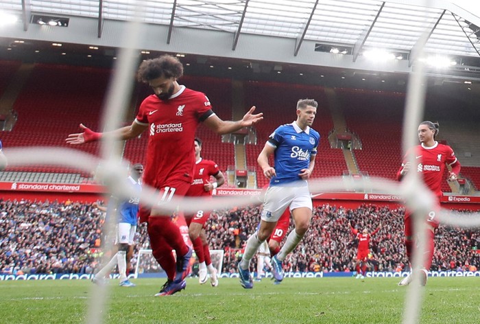 SOCCER-ENGLAND-LIV-EVE/REPORT Soccer Football - Premier League - Liverpool v Everton - Anfield, Liverpool, Britain - October 21, 2023 Liverpool's Mohamed Salah celebrates scoring their first goal REUTERS/Carl Recine NO USE WITH UNAUTHORIZED AUDIO, VIDEO, DATA, FIXTURE LISTS, CLUB/LEAGUE LOGOS OR 'LIVE' SERVICES. ONLINE IN-MATCH USE LIMITED TO 45 IMAGES, NO VIDEO EMULATION. NO USE IN BETTING, GAMES OR SINGLE CLUB/LEAGUE/PLAYER PUBLICATIONS.
