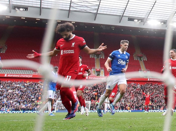 Soccer Football - Premier League - Liverpool v Everton - Anfield, Liverpool, Britain - October 21, 2023  Liverpool's Mohamed Salah celebrates scoring their first goal REUTERS/Carl Recine NO USE WITH UNAUTHORIZED AUDIO, VIDEO, DATA, FIXTURE LISTS, CLUB/LEAGUE LOGOS OR 'LIVE' SERVICES. ONLINE IN-MATCH USE LIMITED TO 45 IMAGES, NO VIDEO EMULATION. NO USE IN BETTING, GAMES OR SINGLE CLUB/LEAGUE/PLAYER PUBLICATIONS.