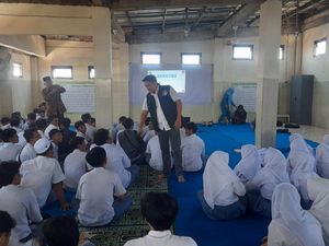 Cegah Jadi Korban Narkoba, Puluhan Murid SMK di Surabaya Dites Urine Cegah Jadi Korban Narkoba, Puluhan Murid SMK di Surabaya Dites Urine