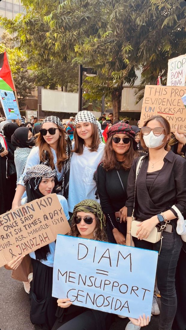 Syifa Hadju ikut demo bela Palestina.