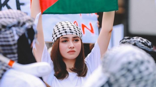 Syifa Hadju ikut demo bela Palestina.