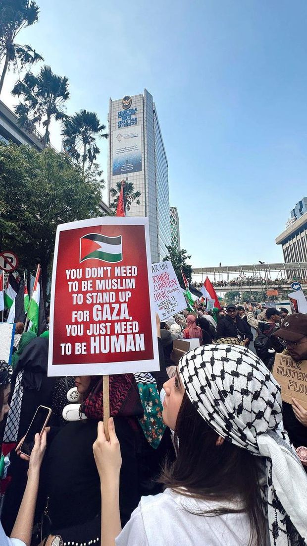 Syifa Hadju ikut demo bela Palestina.