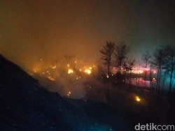 Heli Water Bombing Turunkan 40 Ribu Liter Air di Kebakaran TPA Rawa Kucing