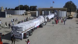 Truk-truk Pengangkut Bantuan Mulai Masuk Jalur Gaza, Warga Sujud Syukur
