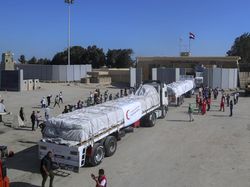 Truk-truk Pengangkut Bantuan Mulai Masuk Jalur Gaza, Warga Sujud Syukur