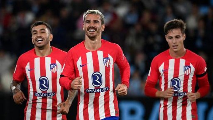 Atletico Madrids French forward #07 Antoine Griezmann (C) celebrates with teammates after scoring his teams third goal during the Spanish league football match between RC Celta de Vigo and Club Atletico de Madrid at the Balaidos stadium in Vigo on October 21, 2023. (Photo by MIGUEL RIOPA / AFP)