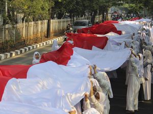 Bendera Merah Putih 780 Meter Membentang di Kebon Jeruk