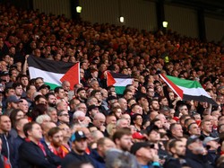 Saat Bendera Palestina Berkibar di Kandang Liverpool