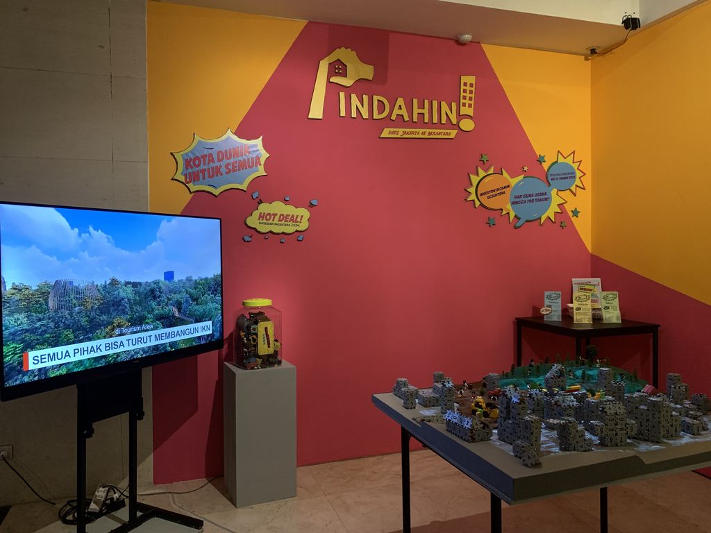 Booth promosi fiktif Pindahin! (Jakarta ke Nusantara)