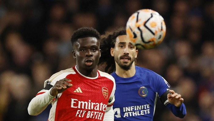 Soccer Football - Premier League - Chelsea v Arsenal - Stamford Bridge, London, Britain - October 21, 2023 Arsenals Bukayo Saka in action with Chelseas Marc Cucurella Action Images via Reuters/Peter Cziborra NO USE WITH UNAUTHORIZED AUDIO, VIDEO, DATA, FIXTURE LISTS, CLUB/LEAGUE LOGOS OR LIVE SERVICES. ONLINE IN-MATCH USE LIMITED TO 45 IMAGES, NO VIDEO EMULATION. NO USE IN BETTING, GAMES OR SINGLE CLUB/LEAGUE/PLAYER PUBLICATIONS.