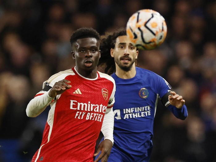 Soccer Football - Premier League - Chelsea v Arsenal - Stamford Bridge, London, Britain - October 21, 2023 Arsenal's Bukayo Saka in action with Chelsea's Marc Cucurella Action Images via Reuters/Peter Cziborra NO USE WITH UNAUTHORIZED AUDIO, VIDEO, DATA, FIXTURE LISTS, CLUB/LEAGUE LOGOS OR 'LIVE' SERVICES. ONLINE IN-MATCH USE LIMITED TO 45 IMAGES, NO VIDEO EMULATION. NO USE IN BETTING, GAMES OR SINGLE CLUB/LEAGUE/PLAYER PUBLICATIONS.