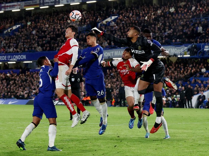 Soccer Football - Premier League - Chelsea v Arsenal - Stamford Bridge, London, Britain - October 21, 2023 Arsenal's Takehiro Tomiyasu and Gabriel Jesus in action with Chelsea's Levi Colwill and Robert Sanchez REUTERS/David Klein NO USE WITH UNAUTHORIZED AUDIO, VIDEO, DATA, FIXTURE LISTS, CLUB/LEAGUE LOGOS OR 'LIVE' SERVICES. ONLINE IN-MATCH USE LIMITED TO 45 IMAGES, NO VIDEO EMULATION. NO USE IN BETTING, GAMES OR SINGLE CLUB/LEAGUE/PLAYER PUBLICATIONS.