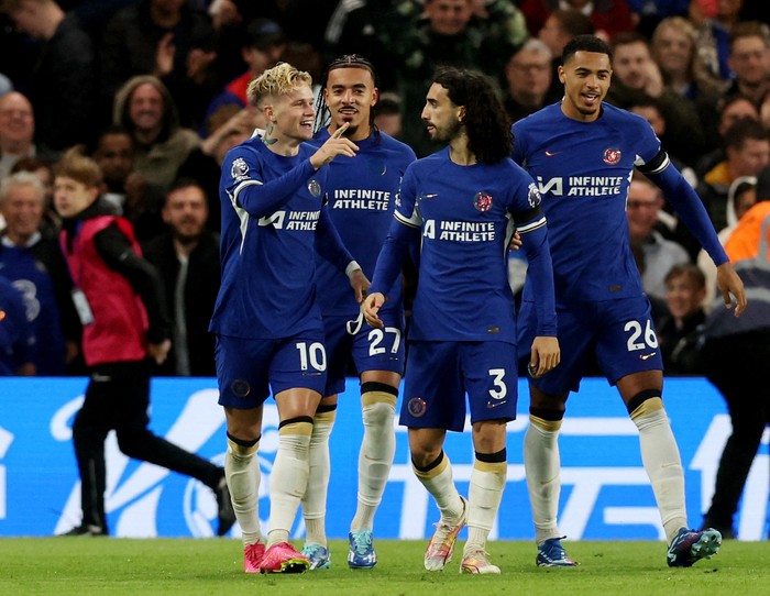 Soccer Football - Premier League - Chelsea v Arsenal - Stamford Bridge, London, Britain - October 21, 2023 Chelseas Mykhailo Mudryk celebrates scoring their second goal with Marc Cucurella, Malo Gusto and Levi Colwill REUTERS/David Klein NO USE WITH UNAUTHORIZED AUDIO, VIDEO, DATA, FIXTURE LISTS, CLUB/LEAGUE LOGOS OR LIVE SERVICES. ONLINE IN-MATCH USE LIMITED TO 45 IMAGES, NO VIDEO EMULATION. NO USE IN BETTING, GAMES OR SINGLE CLUB/LEAGUE/PLAYER PUBLICATIONS.