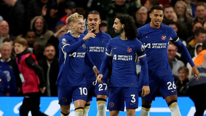 Soccer Football - Premier League - Chelsea v Arsenal - Stamford Bridge, London, Britain - October 21, 2023 Chelseas Mykhailo Mudryk celebrates scoring their second goal with Marc Cucurella, Malo Gusto and Levi Colwill REUTERS/David Klein NO USE WITH UNAUTHORIZED AUDIO, VIDEO, DATA, FIXTURE LISTS, CLUB/LEAGUE LOGOS OR LIVE SERVICES. ONLINE IN-MATCH USE LIMITED TO 45 IMAGES, NO VIDEO EMULATION. NO USE IN BETTING, GAMES OR SINGLE CLUB/LEAGUE/PLAYER PUBLICATIONS.