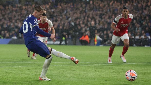 Soccer Football - Premier League - Chelsea v Arsenal - Stamford Bridge, London, Britain - October 21, 2023 Chelsea's Cole Palmer scores their first goal from the penalty spot REUTERS/David Klein NO USE WITH UNAUTHORIZED AUDIO, VIDEO, DATA, FIXTURE LISTS, CLUB/LEAGUE LOGOS OR 'LIVE' SERVICES. ONLINE IN-MATCH USE LIMITED TO 45 IMAGES, NO VIDEO EMULATION. NO USE IN BETTING, GAMES OR SINGLE CLUB/LEAGUE/PLAYER PUBLICATIONS.
