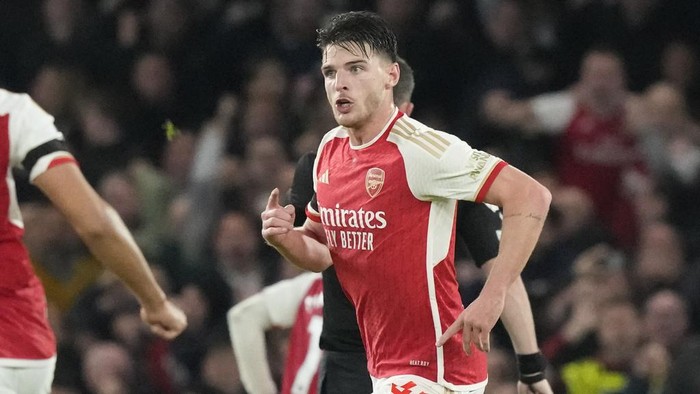 Arsenals Declan Rice celebrates after scoring his sides first goal during the English Premier League soccer match between Chelsea and Arsenal at Stamford Bridge stadium in London, England, Saturday, Oct. 21, 2023. (AP Photo/Frank Augstein)