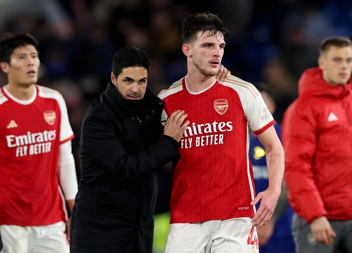Soccer Football - Premier League - Chelsea v Arsenal - Stamford Bridge, London, Britain - October 21, 2023 Arsenal manager Mikel Arteta with Declan Rice after the match REUTERS/David Klein NO USE WITH UNAUTHORIZED AUDIO, VIDEO, DATA, FIXTURE LISTS, CLUB/LEAGUE LOGOS OR LIVE SERVICES. ONLINE IN-MATCH USE LIMITED TO 45 IMAGES, NO VIDEO EMULATION. NO USE IN BETTING, GAMES OR SINGLE CLUB/LEAGUE/PLAYER PUBLICATIONS.