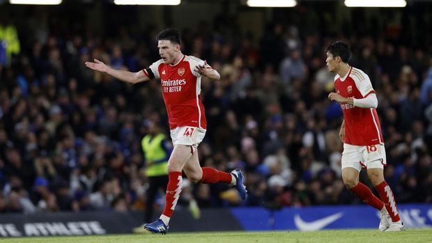 Soccer Football - Premier League - Chelsea v Arsenal - Stamford Bridge, London, Britain - October 21, 2023 Arsenal's Declan Rice celebrates scoring their first goal with Takehiro Tomiyasu Action Images via Reuters/Peter Cziborra NO USE WITH UNAUTHORIZED AUDIO, VIDEO, DATA, FIXTURE LISTS, CLUB/LEAGUE LOGOS OR 'LIVE' SERVICES. ONLINE IN-MATCH USE LIMITED TO 45 IMAGES, NO VIDEO EMULATION. NO USE IN BETTING, GAMES OR SINGLE CLUB/LEAGUE/PLAYER PUBLICATIONS.