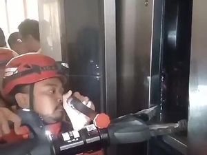 Aksi Dramatis Damkar Bogor Evakuasi Ibu dan Balita Terjebak di Lift Gereja Aksi Dramatis Damkar Bogor Evakuasi Ibu dan Balita Terjebak di Lift Gereja