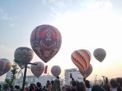 Bahagianya Warga Bekasi: Lihat Balon Udara Sambil Piknik Keluarga