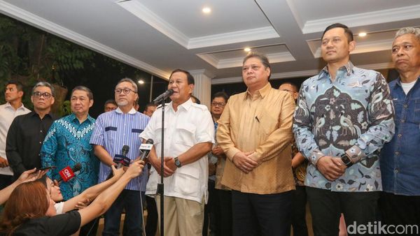 Foto-foto Lengkap Prabowo Umumkan Gibran Jadi Cawapres