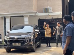 Gibran Cuma Lambaikan Tangan Usai Satu Jam Bertemu AHY di Jaksel