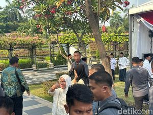 Iriana Acungkan Jempol saat Ditanya Restu ke Gibran Jadi Cawapres Prabowo Iriana Acungkan Jempol saat Ditanya Restu ke Gibran Jadi Cawapres Prabowo