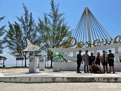 Jalan-jalan di Pulau Derawan