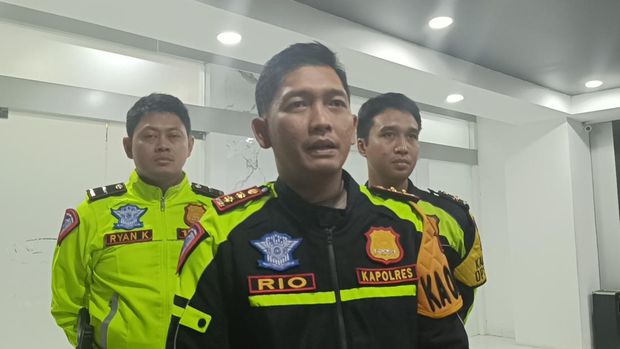 Kapolres Bogor AKBP Rio Wahyu Anggoro lakukan razia kenalpot brong.