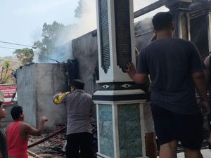 Bengkel Tambal Ban Ludes Terbakar gegara Bensin Tumpah Bengkel Tambal Ban Ludes Terbakar gegara Bensin Tumpah