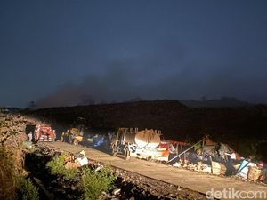 Sudah 6 Jam Kebakaran Terjadi di TPA Cikundul Sukabumi Sudah 6 Jam Kebakaran Terjadi di TPA Cikundul Sukabumi