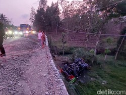 Truk Terjun ke Jurang Usai Tabrak Mobil-Tewaskan Pemotor di Gemawang Semarang