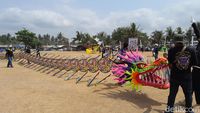 Keseruan Kite Festival di Langit Pangandaran