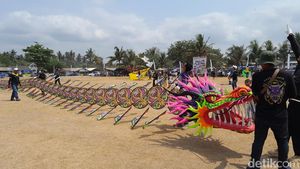Keseruan Kite Festival di Langit Pangandaran