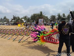 Keseruan Kite Festival di Langit Pangandaran