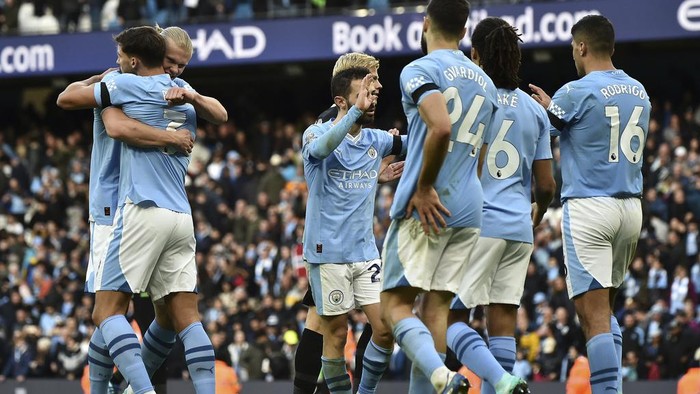 Manchester City players celebrate after the English Premier League soccer match between Manchester City and Brighton & Hove Albion at Etihad stadium in Manchester, England, Saturday, Oct. 21, 2023. (AP Photo/Rui Vieira)