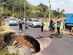 Jalan Alternatif Maros-Makassar di Moncongloe Ambles, Akses Terputus Total