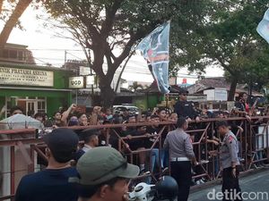 Persipa Kalah di Kandang, Suporter Kepung Stadion Tuntut Nazal Out Persipa Kalah di Kandang, Suporter Kepung Stadion Tuntut Nazal Out