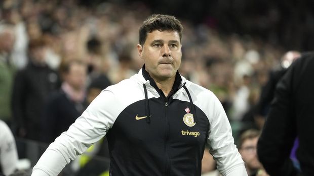 Chelsea's head coach Mauricio Pochettino reacts during the English Premier League soccer match between Fulham and Chelsea at Craven Cottage in London, Monday, Oct. 2, 2023. (AP Photo/Kin Cheung)