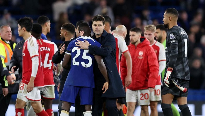 Soccer Football - Premier League - Chelsea v Arsenal - Stamford Bridge, London, Britain - October 21, 2023 Chelsea manager Mauricio Pochettino with Chelseas Moises Caicedo after the match REUTERS/David Klein NO USE WITH UNAUTHORIZED AUDIO, VIDEO, DATA, FIXTURE LISTS, CLUB/LEAGUE LOGOS OR LIVE SERVICES. ONLINE IN-MATCH USE LIMITED TO 45 IMAGES, NO VIDEO EMULATION. NO USE IN BETTING, GAMES OR SINGLE CLUB/LEAGUE/PLAYER PUBLICATIONS.