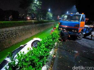 Sopir Main Ponsel Sambil Berkendara Berujung Mobil Tercebur di Bogor