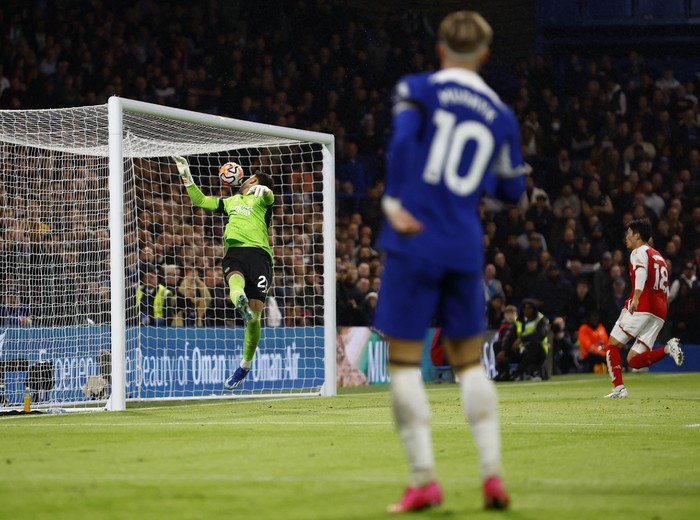 Soccer Football - Premier League - Chelsea v Arsenal - Stamford Bridge, London, Britain - October 21, 2023 Chelseas Mykhailo Mudryk scores their second goal past Arsenals David Raya Action Images via Reuters/Peter Cziborra NO USE WITH UNAUTHORIZED AUDIO, VIDEO, DATA, FIXTURE LISTS, CLUB/LEAGUE LOGOS OR LIVE SERVICES. ONLINE IN-MATCH USE LIMITED TO 45 IMAGES, NO VIDEO EMULATION. NO USE IN BETTING, GAMES OR SINGLE CLUB/LEAGUE/PLAYER PUBLICATIONS.