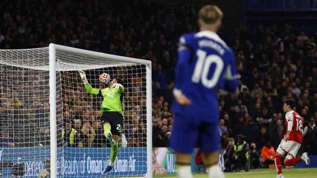 Soccer Football - Premier League - Chelsea v Arsenal - Stamford Bridge, London, Britain - October 21, 2023 Chelsea's Mykhailo Mudryk scores their second goal past Arsenal's David Raya Action Images via Reuters/Peter Cziborra NO USE WITH UNAUTHORIZED AUDIO, VIDEO, DATA, FIXTURE LISTS, CLUB/LEAGUE LOGOS OR 'LIVE' SERVICES. ONLINE IN-MATCH USE LIMITED TO 45 IMAGES, NO VIDEO EMULATION. NO USE IN BETTING, GAMES OR SINGLE CLUB/LEAGUE/PLAYER PUBLICATIONS.