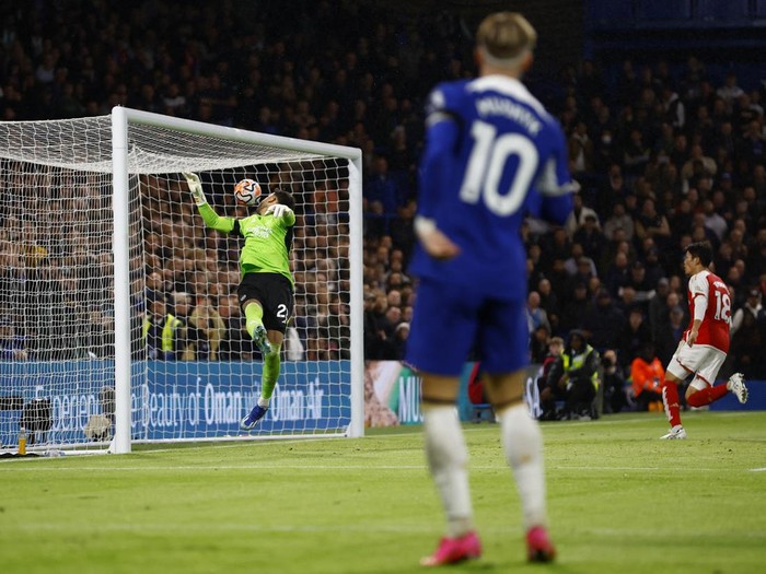 Soccer Football - Premier League - Chelsea v Arsenal - Stamford Bridge, London, Britain - October 21, 2023 Chelseas Mykhailo Mudryk scores their second goal past Arsenals David Raya Action Images via Reuters/Peter Cziborra NO USE WITH UNAUTHORIZED AUDIO, VIDEO, DATA, FIXTURE LISTS, CLUB/LEAGUE LOGOS OR LIVE SERVICES. ONLINE IN-MATCH USE LIMITED TO 45 IMAGES, NO VIDEO EMULATION. NO USE IN BETTING, GAMES OR SINGLE CLUB/LEAGUE/PLAYER PUBLICATIONS.